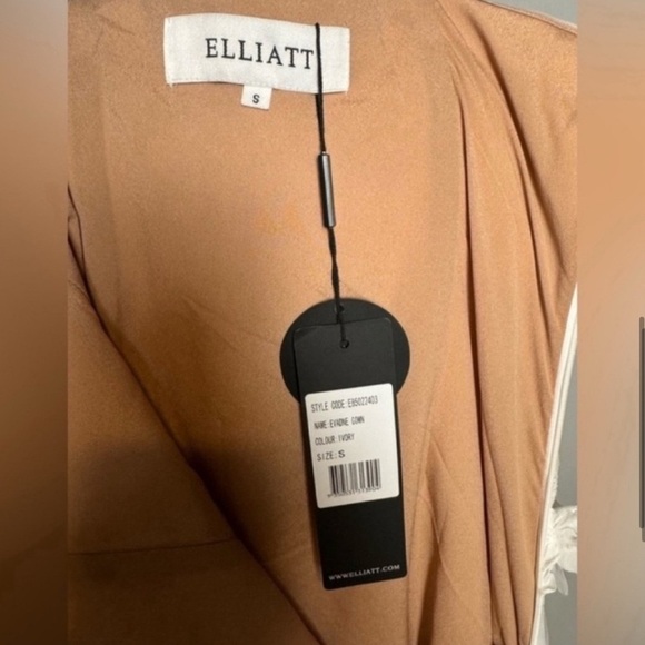 Elliatt Evadne Bridal Gown in Ivory/ Size Small - Picture 7 of 10